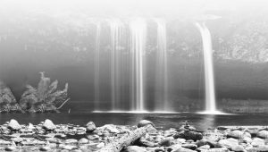 Cascada en Lago - Blanco y Negro