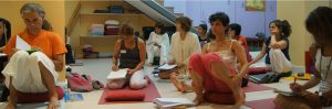 Fondo alumnos en clase de Yoga