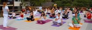 Yoga en grupo en la calle